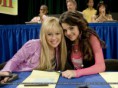 /album/fotoos-miley-hannah-e-cia/miley-and-selena-are-friends-forever-d-miley-cyrus-vs-selena-gomez-4166130-800-594-1-jpg/
